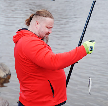 Mika Törrö kalastaa Wonder Grip hanskoilla